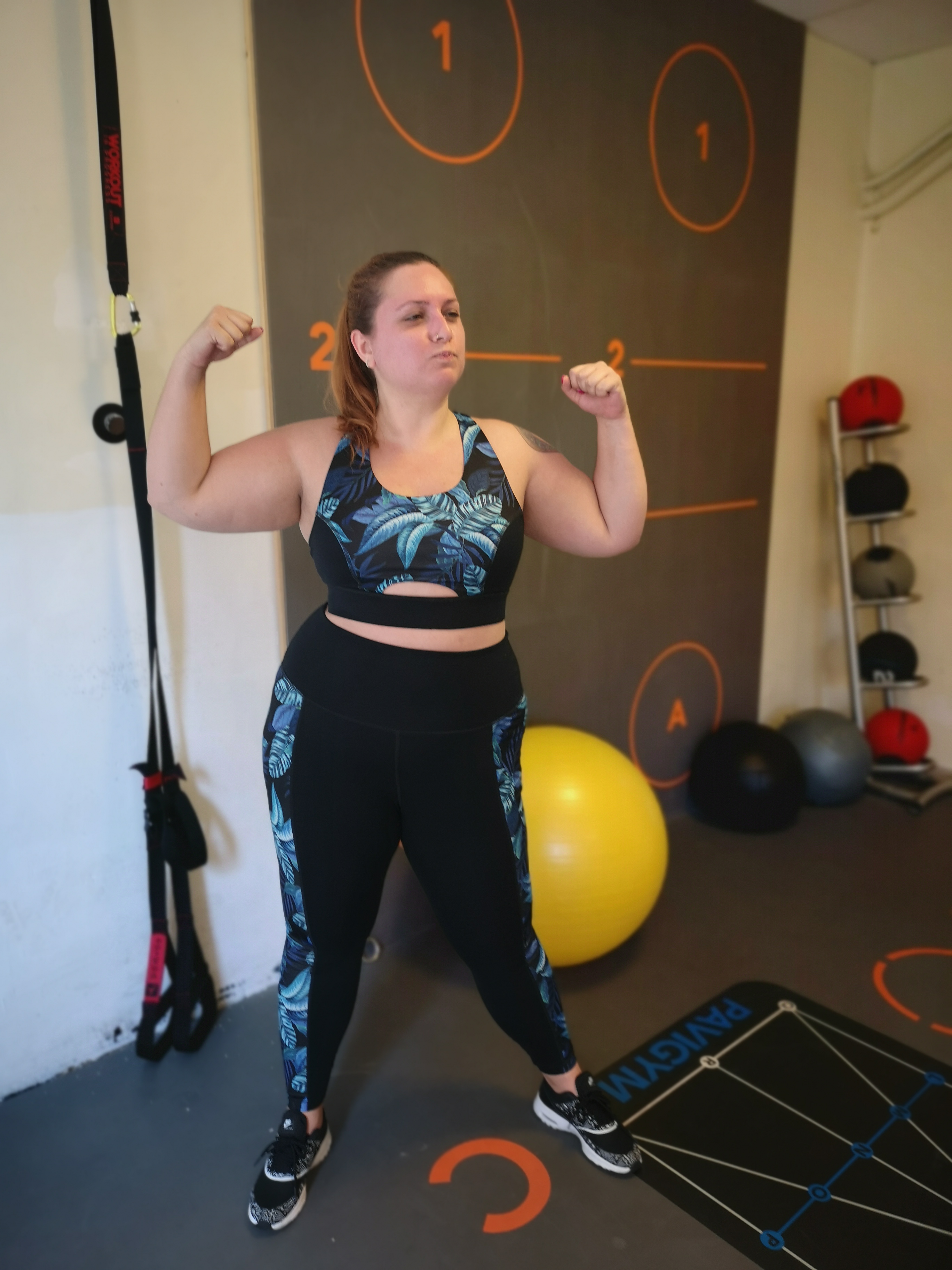 Ensemble Jogging Femme 2 Pièces – Survetement Polaire Chaud – Coupe Ample Avec Capuche Et Poches – Tenue Détente Ou Sport